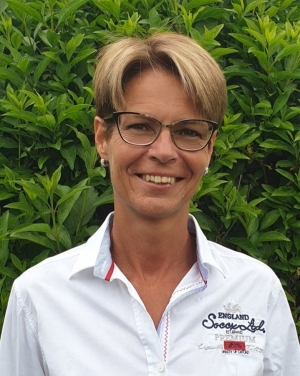 Cs&aacute;sz&aacute;rn&eacute; Cz&eacute;km&aacute;ny Edina